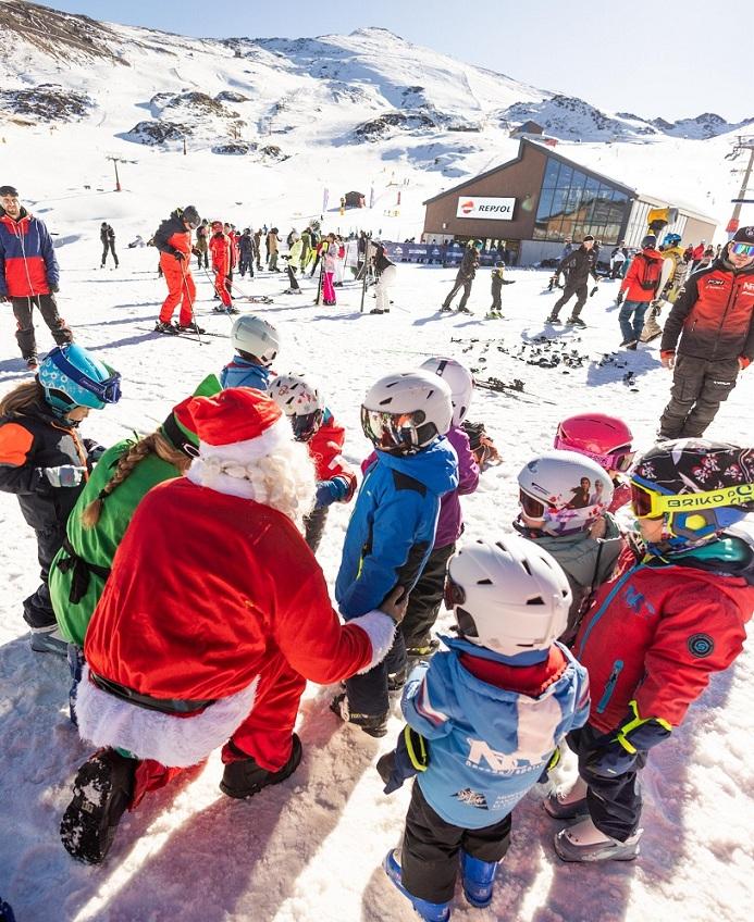 Papá Noel, con los niños y niñas en Borreguiles durante la pasada Navidad.