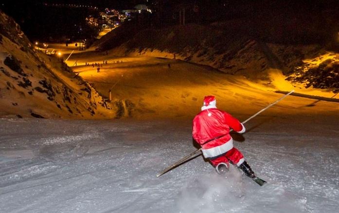 Papá Noel se desliza por la pista de El Río.