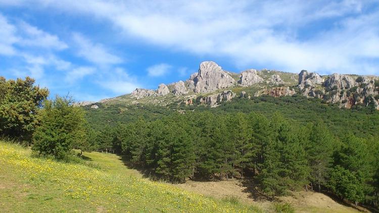 Vista de la Sierra de Huétor, con el pico Majalijar, el más alto del parque natural.
