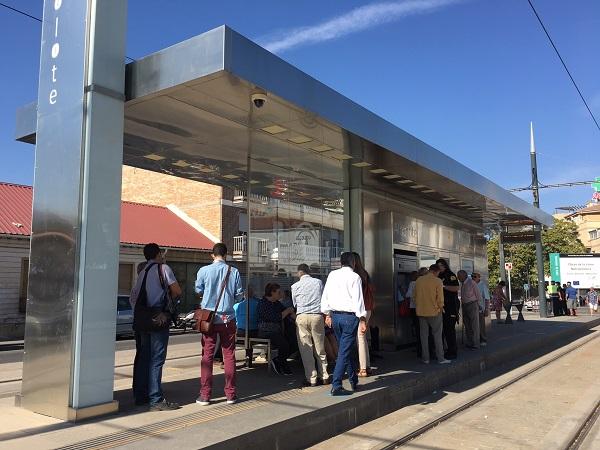 Usuarios aguardan este jueves, en Albolote, la llegada del Metro. 