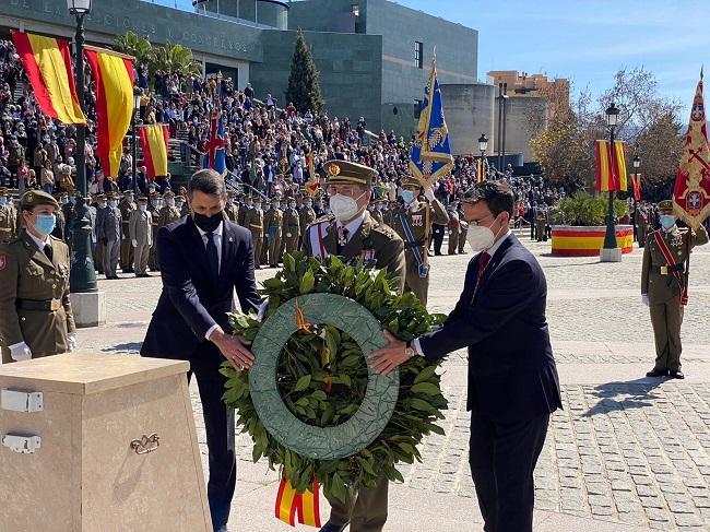 El jefe del Estado Mayor, el delegado del Gobierno y el alcalde de Granada, durante el homenaje.