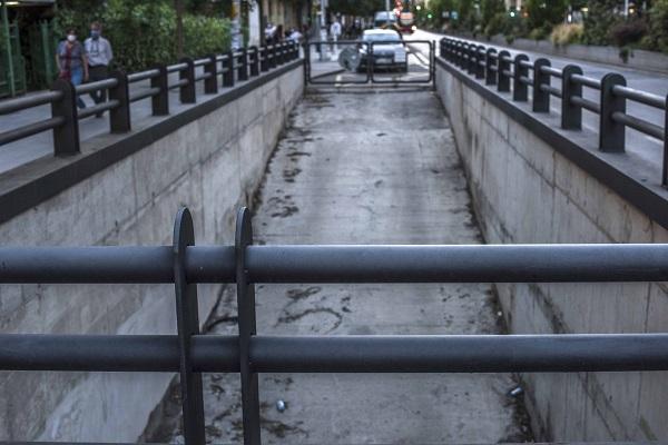 Acceso al túnel sin uso del Metro.