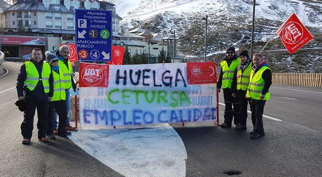 Trabajadores del aparcamiento de Padrollano, este sábado.