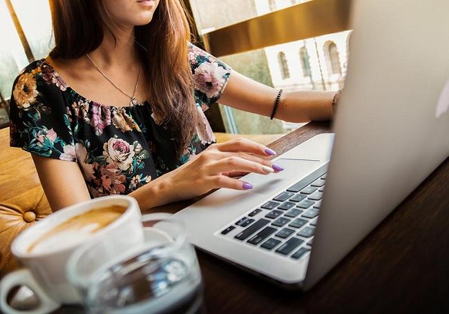 El paro afecta a más mujeres que hombres El paro afecta a más mujeres que hombres.