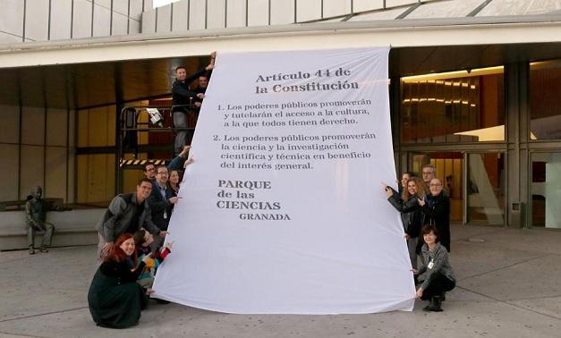 Pancarta con el artículo 44 de la Constitución en la puerta del museo científico.