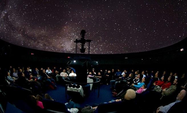 Visión de las estrellas en el Planetario.