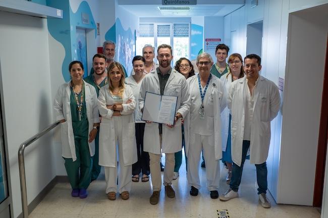 Parte del equipo de cirugía pedríatica con el diploma que acredita el premio.