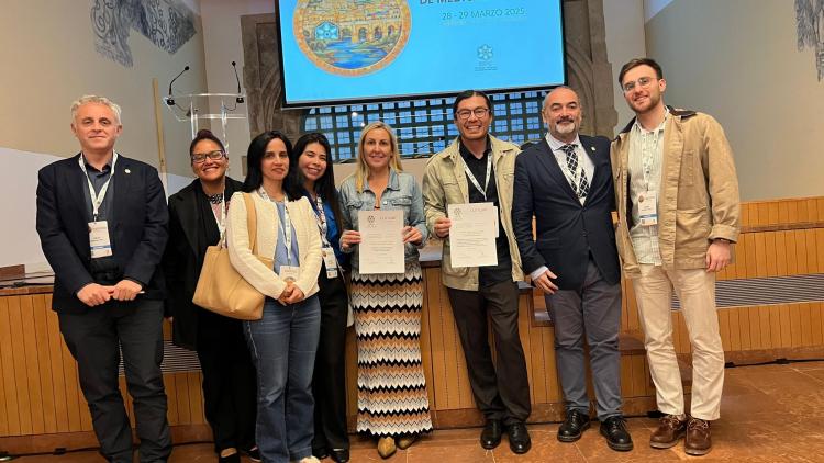 Parte del equipo de Medicina Nuclear recoge diplomas de los premios.