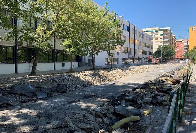 Trabajos de renovación de la calzada en los Paseíllos Universitarios.