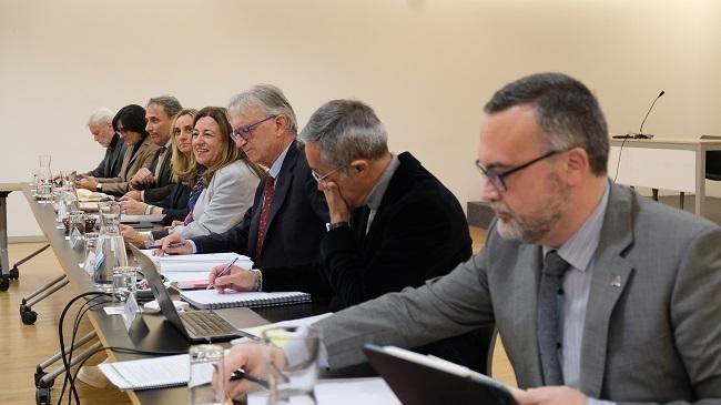 La consejera, flanqueada por la alcaldesa y el entonces director del Parque de las Ciencias. 