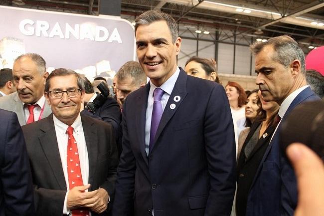 Pedro Sánchez junto a José Entrena en la visita al pabellón de Granada. 