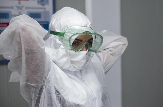 Profesional sanitario, en una imagen de archivo, con traje de protección.