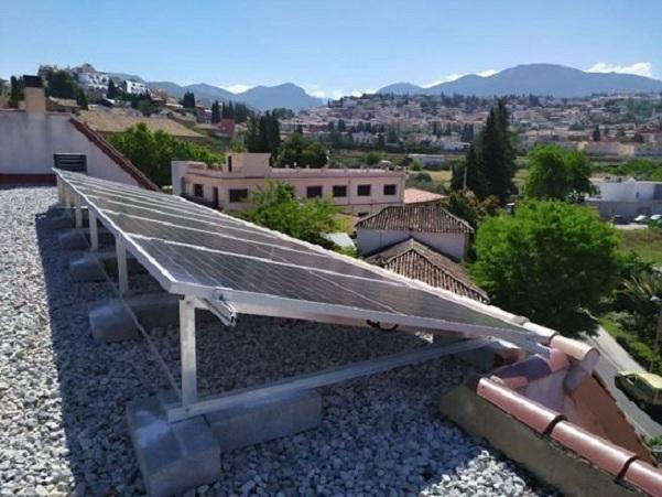 Placas solares en el tejado de un edificio municipal.