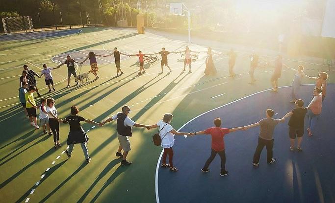 vecinos de Monachil celebran la creación de la primera Comunidad Energética en el Polideportivo Miraflores.