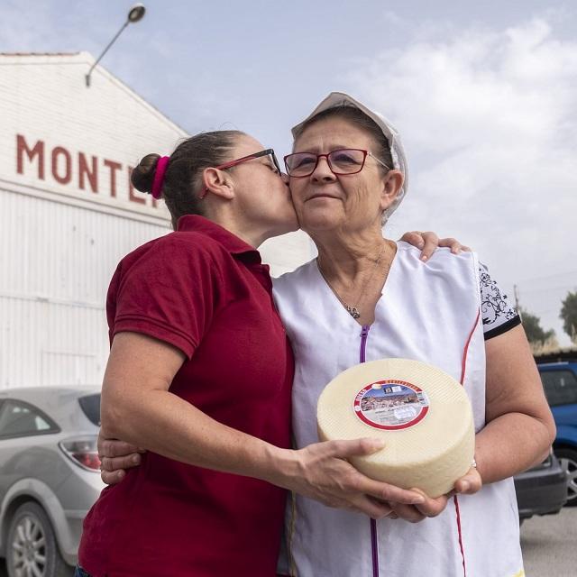 Nieves Zamora, propietaria de Queso Montefrieño, besa a su madre.