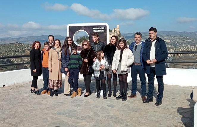 La familia de Paco Adamuz, en el mirador que ya lleva su nombre. 