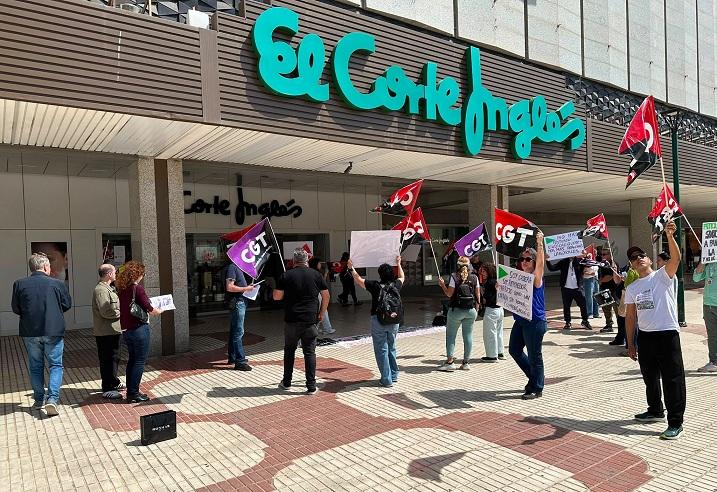 Protesta en la puerta del Corte Inglés de Málaga, donde también hay denuncias.