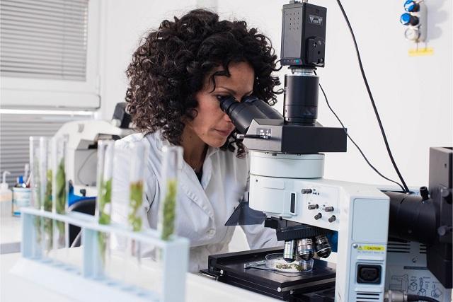 Científica de la UGR en un laboratorio de investigación.