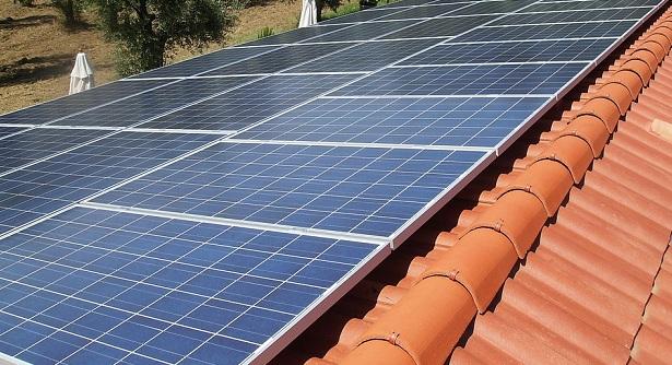 Paneles solares fotovoltaicos en un tejado.