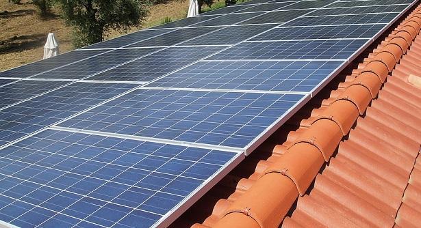 Paneles fotovoltaicos en tejados, una práctica cada vez más extendida. 