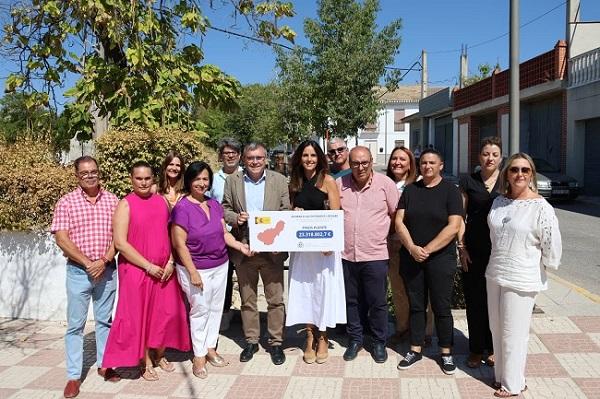 El subdelegado del Gobierno en Granada con el alcalde de Pinos Puente y otros ediles del Ayuntamiento.