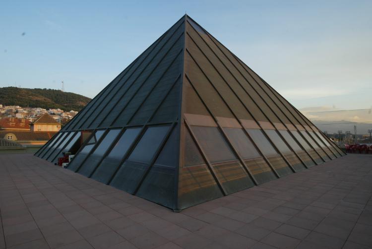 La pirámide de la sede, uno de los emblemas de la EASP.