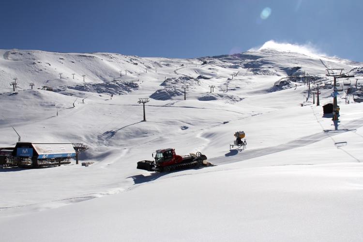 Las máquinas han comenzado a pisar la nieve en Borreguiles.