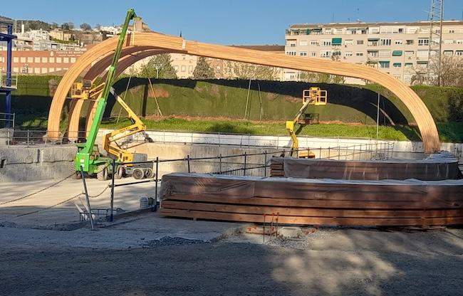 Los tres arcos en proceso de colocación sobre el vaso de la pisicina.