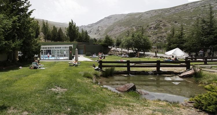 Piscina y zona de césped del club deportivo Montebajo.