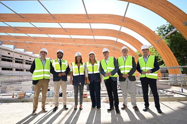 Responsables públicos, junto a la estructura de madera que cubrirá la piscina.