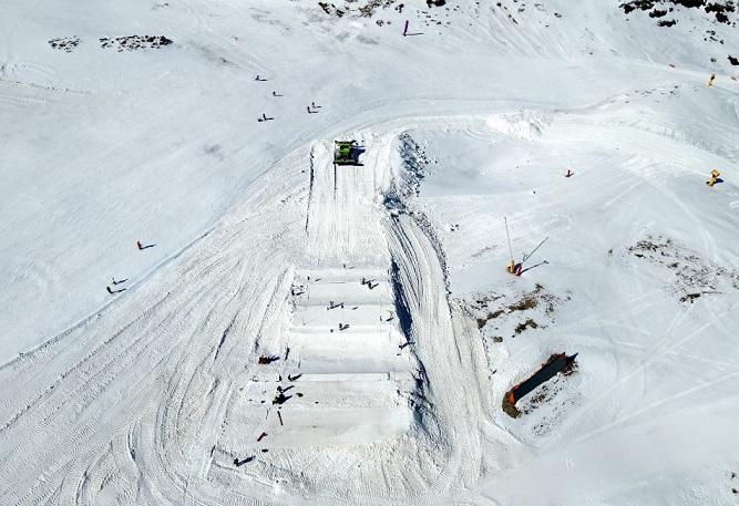 Trabajos en la salida del circuito SBX de la Copa del Mundo de Sierra Nevada.