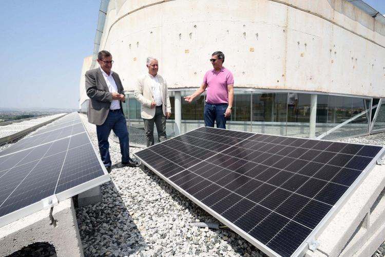 Placas fotovoltaicas en el tejado de la sede central. 