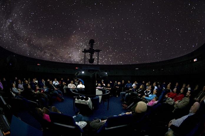 Sesión de observación en el Planetario. 