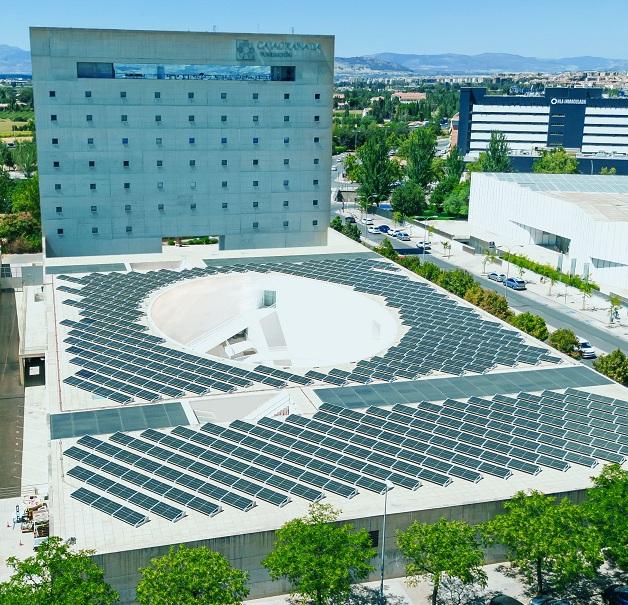 Paneles fotovoltaicos en la cubierta del edificio. 