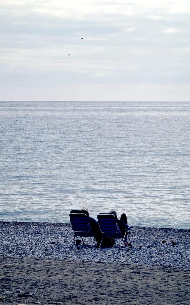 Dos personas, en una playa de la Costa de Granada.