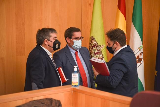 El presidente de la Diputación, José Entrena, con los diputados José García Giralte y Antonio García Leyva.