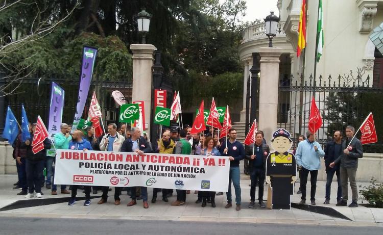 Los agentes locales se han vuelto a concentrar a las puertas de la Subdelegación.