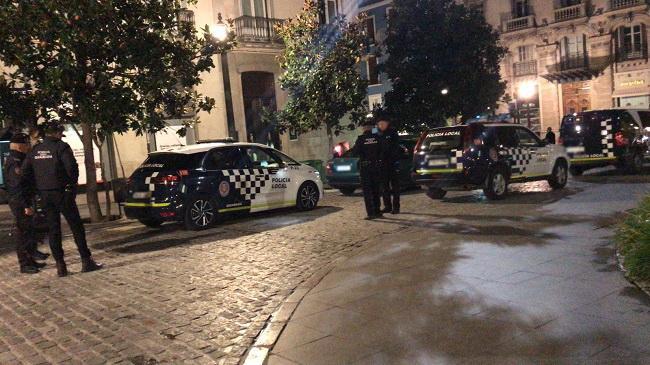 Imagen de un operativo nocturno de la Policía Local.