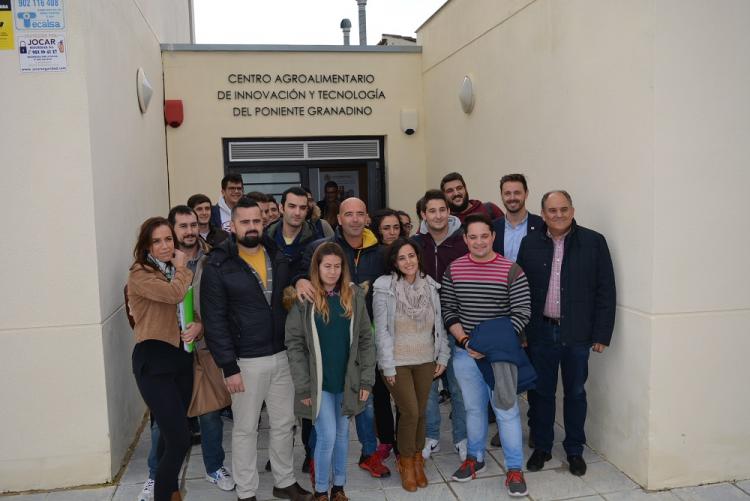 El delegado y el alcalde con participantes en las jornadas.