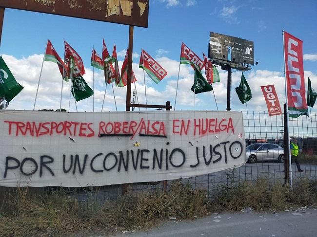 Carteles en las cocheras de la empresa.