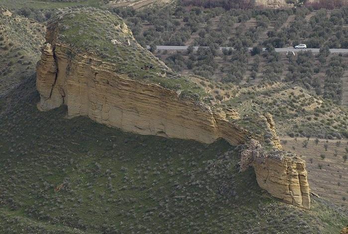 Roca sobre la que se asentó el castillo de Al-Liqun, vista desde el Suroeste. Se aprecia el acceso en la parte inferior derecha. 