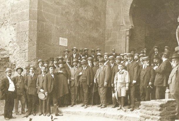 Todos con sombrero. Homenaje a Manuel Gómez-Moreno, hijo, en septiembre de 1913 por haber ganado la cátedra de arqueología en Madrid. 