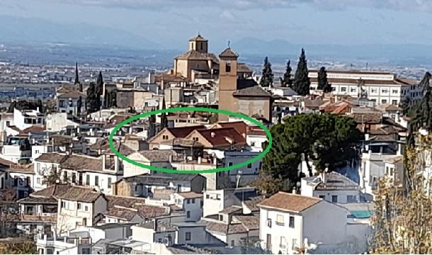 Las naves de Tejidos San Miguel (en el óvalo verde). Al fondo, las iglesias de San Bartolomé y San Cristóbal. 