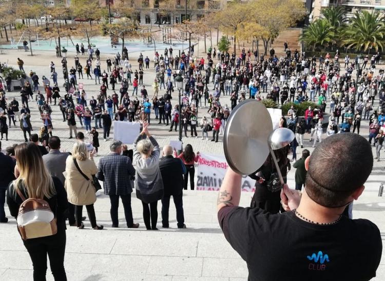 Manifestación a su llegada al Palacio de Congresos.