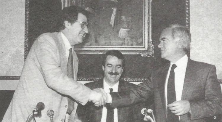 30 de mayo de 1989. Manuel Martín Rodríguez (izda.), presidente de la Caja de Ahorros de Granada, y Vicente Azpitarte Almagro, presidente de la Caja Provincial de Granada, sellan la fusión de ambas entidades. En medio, el entonces presidente de la Diputación, José Olea Varón. 