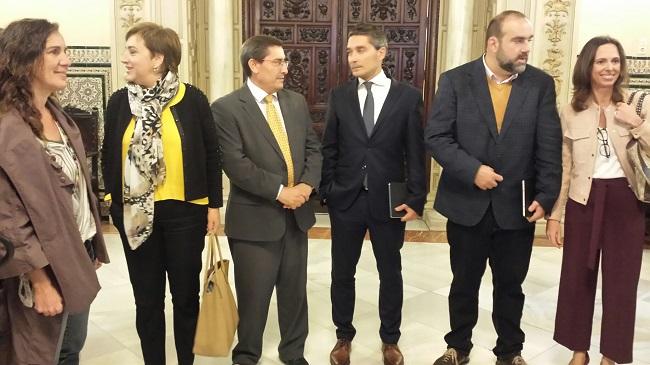 Olivares con el presidente de la Diputación, la delegada de la Junta y los portavoces municipales de IU, PP y Vamos, Granada.