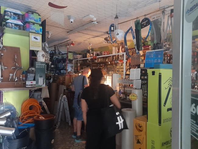 Una ferretería de Granada a oscuras, atendiendo a clientes que requerían pilas, linternas, radios.