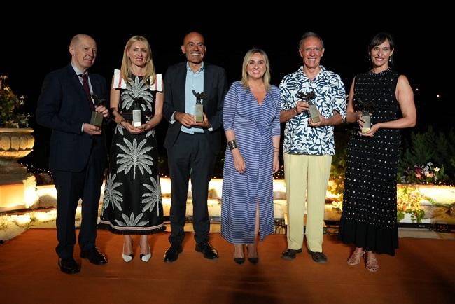 La alcaldesa, con los representantes de las instituciones premiadas.
