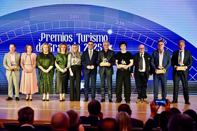 Foto de familia de los premiados con las autoridades provinciales. 