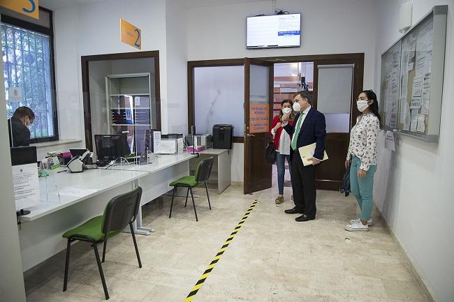 Imagen de archivo del edil de Servicios Generales en una visita a oficinas municipales acondicionándose para su reapertura. Visita del edil de Servicios Generales a oficinas municipales acondicionándose para su reapertura.